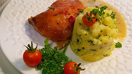 Kuře pečené na placato s marinádou, na cibuli, cuketě a s cuketovo-hořčičnou omáčkou