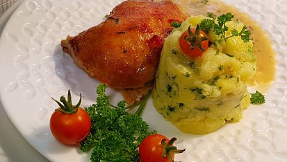 Kuře pečené na placato s marinádou, na cibuli, cuketě a s cuketovo-hořčičnou omáčkou