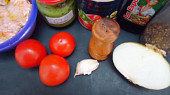 Kuřecí s omáčkou z bazalkového pesta a rajčat