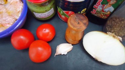 Kuřecí s omáčkou z bazalkového pesta a rajčat
