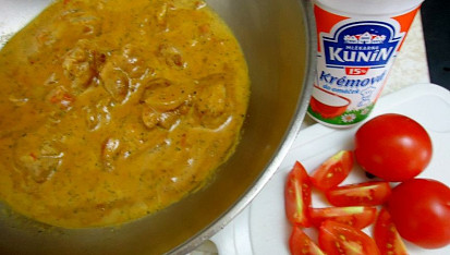 Kuřecí s omáčkou z bazalkového pesta a rajčat