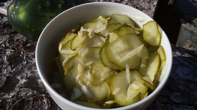 Okurkový salát z přerostlých nakladaček