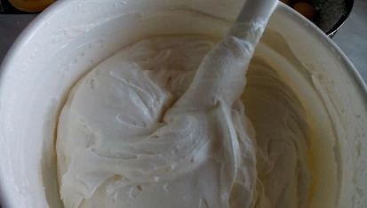 Ovocný piškotový dort se smetanovo-tvarohovým krémem