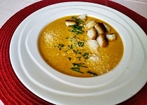 Polévka z pečené zeleniny s česnekem a smetanou