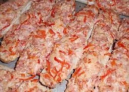 Zapékané pečivo se sýrovo-paprikovou směsí