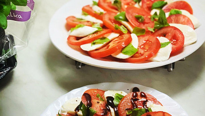 Caprese salát