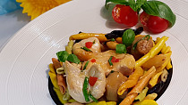 Kuřecí kousky se žampióny a mandlemi v pikantní omáčce a italské barevné těstoviny Trofie Liguri