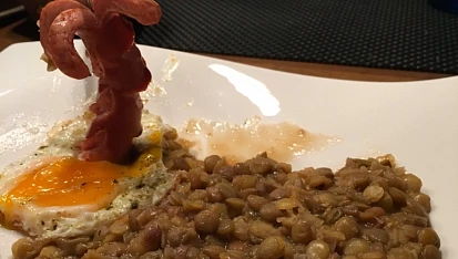 Čočka s párkem, volské oko a okurka, Dovolena na taliri