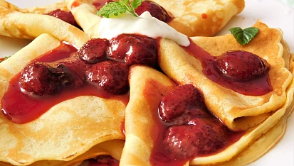 Jablkové palačinky s jahodovým přelivem
