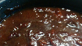 Karamelizovaná cibulka se švestkami