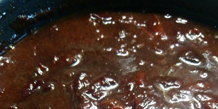 Karamelizovaná cibulka se švestkami (zredukované množstvo)