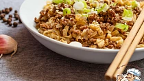 Rychlé asijské hovězí ramen nudle