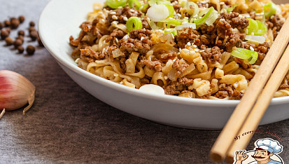 Rychlé asijské hovězí ramen nudle, v detailu