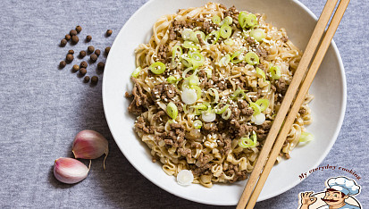 Rychlé asijské hovězí ramen nudle, v pohledu