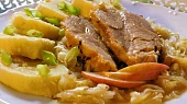 Hlávkové zelí s cuketou a vepřová plec na jablkách