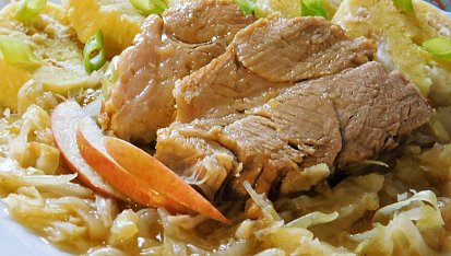 Hlávkové zelí s cuketou a vepřová plec na jablkách