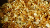Hlávkové zelí s cuketou a vepřová plec na jablkách, Smažená cibulka na špeku