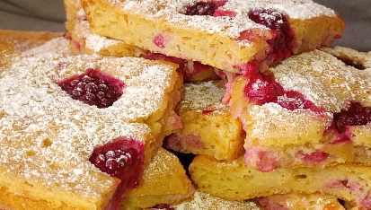 Jemný tvarohový moučník s ovocem