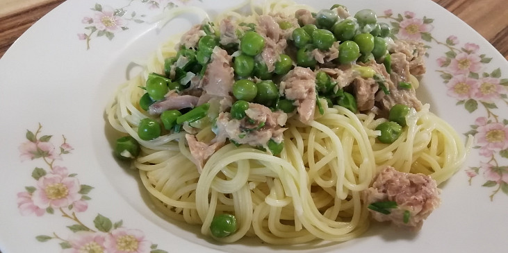 Špagety s tuňákem, hráškem a ricottou