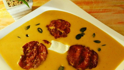 Cuketová polévka s chorizem