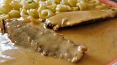 Pomalu pečená kližka v hořčično-pepřové omáčce