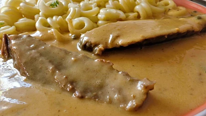 Pomalu pečená kližka v hořčično-pepřové omáčce