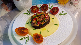 Zapečené portobelo plněné houbovo-šunkovou směsí a pečená balsamiková  rajčátka