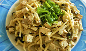 Špagety s žampiony a uzeným tofu  (Dělená strava podle LK - Kytičky+zelenina) (špagety na cibulce,žampionech s tofu)