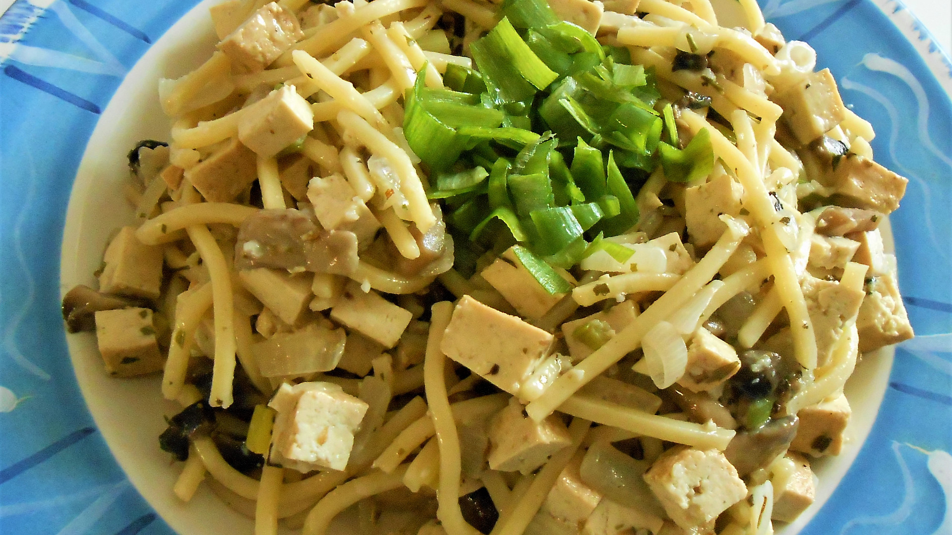 Špagety s žampiony a uzeným tofu (Dělená strava podle LK - Kytičky+zelenina)