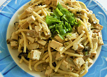Špagety s žampiony a uzeným tofu  (Dělená strava podle LK - Kytičky+zelenina)