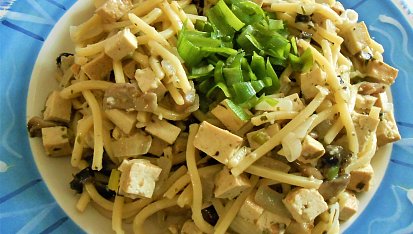 Špagety s žampiony a uzeným tofu  (Dělená strava podle LK - Kytičky+zelenina), špagety na cibulce,žampionech s tofu