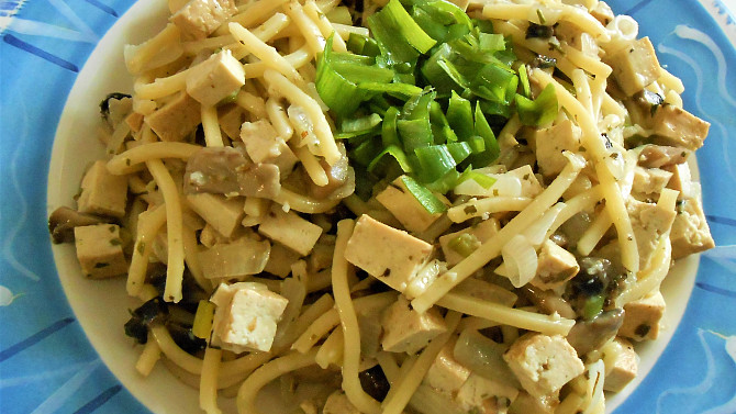 Špagety s žampiony a uzeným tofu  (Dělená strava podle LK - Kytičky+zelenina), špagety na cibulce,žampionech s tofu