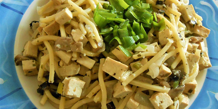 Špagety s žampiony a uzeným tofu  (Dělená strava podle LK - Kytičky+zelenina) (špagety na cibulce,žampionech s tofu)