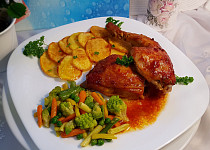 Bylinkové chilli kuře na slanině a česneku, s máslovou zeleninou a bramborovými dukátky