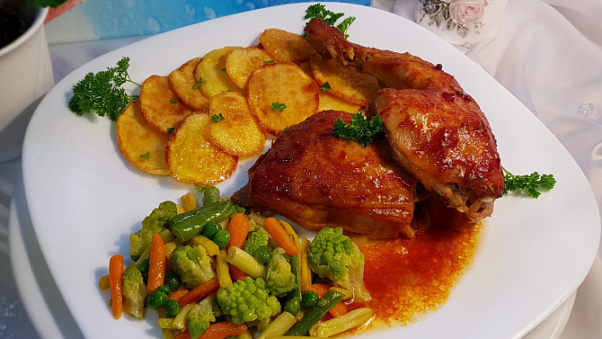 Bylinkové chilli kuře na slanině a česneku, s máslovou zeleninou a bramborovými dukátky