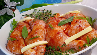 Bylinkové chilli kuře na slanině a česneku, s máslovou zeleninou a bramborovými dukátky