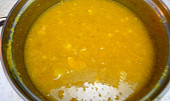 Zlatá květáková polévka s kořeněnou cizrnou