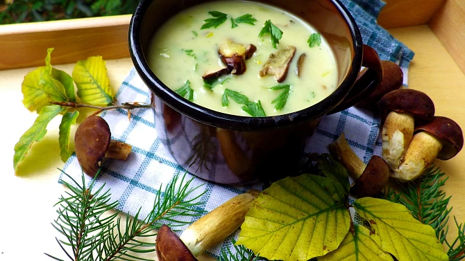 Bílá houbová polévka s pórkem a bramborem