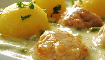 Mleté kuřecí kuličky ve fazolkové omáčce