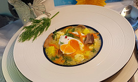 Sladkokyselá houbovo-zeleninová polévka a pošírované vejce