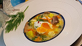 Sladkokyselá houbovo-zeleninová polévka a pošírované vejce