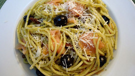 Špagety s mangoldovým pestem, sušenými rajčaty a olivami