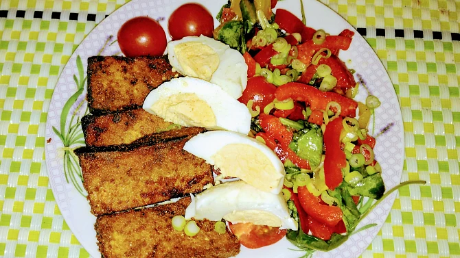 Tofu se salátem a vejcem