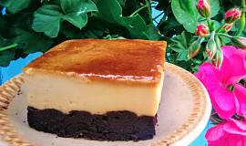 „Chocoflan”- jemný dezert s karamelizovaným cukrem a čokoládovým piškotem