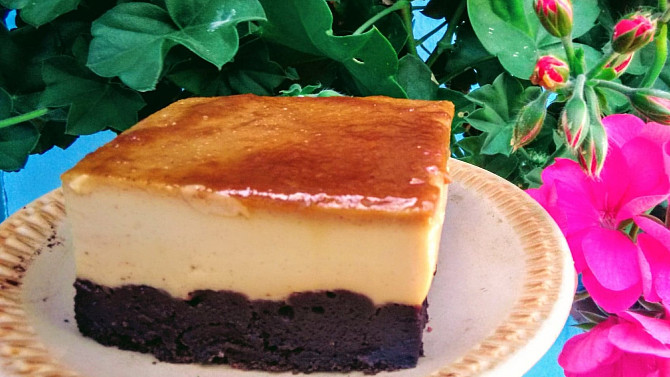 „Chocoflan”- jemný dezert s karamelizovaným cukrem a čokoládovým piškotem