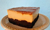 „Chocoflan”- jemný dezert s karamelizovaným cukrem a čokoládovým piškotem
