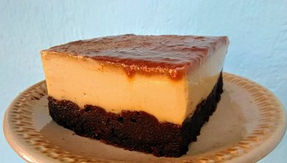 „Chocoflan”- jemný dezert s karamelizovaným cukrem a čokoládovým piškotem