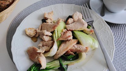 Pak choi s kuřecím prsíčkem