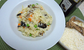 Houbové rizoto s mrkví a hráškem