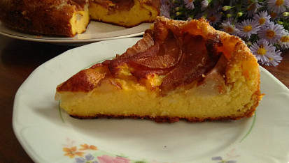 Krupicový koláč s hruškami a skořicí
